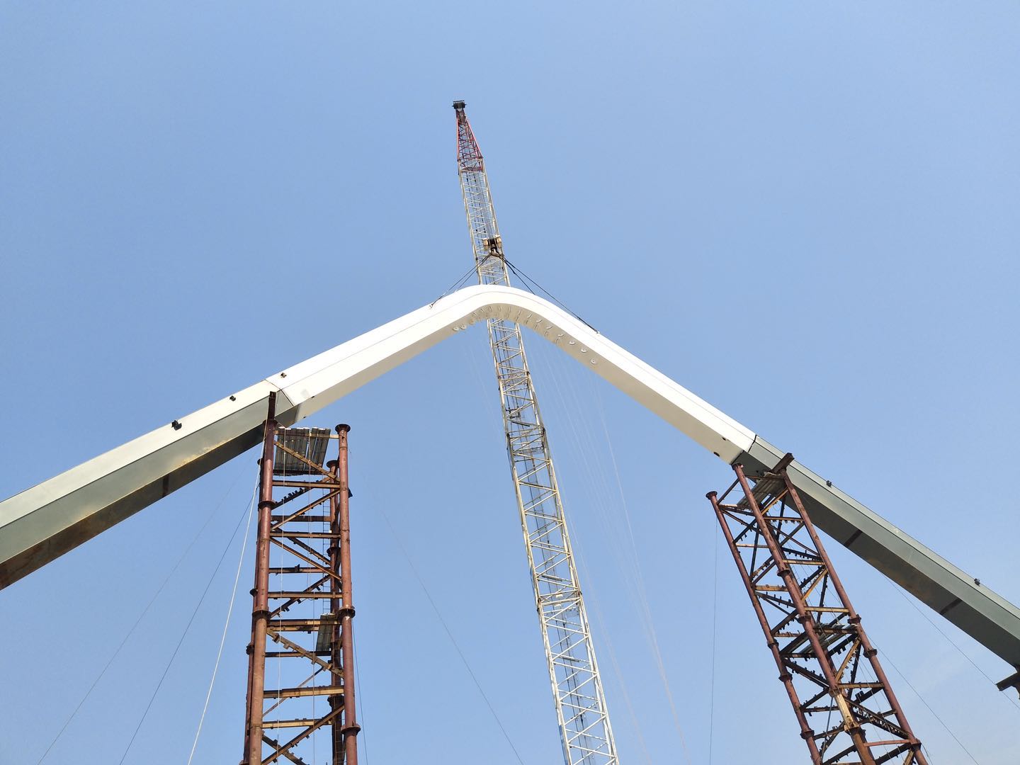 紫荊路跨龍王港河橋順利完成主拱合龍！